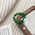 Elegante groene chalcedoon kralenring met zilveren vlinderbedel op displaydoos - Groene Chalcedoon Ring