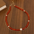 Vista dettagliata di una collana vintage a due strati con perle di agata rossa e perle - Rosso Doppio Strato