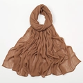 Klassischer karamellbrauner Crinkle-Schal aus atmungsaktivem, leichtem Stoff für Damen - Dunkelcamel