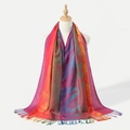 Scialle sfumato arcobaleno con ricami paisley e lunghe nappe su un manichino da esposizione - Arcobaleno Sfumatura Piuma (PY174-8#)