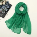 Flachbild eines smaragdgrünen leichten Schals aus Chiffon mit eleganten Perlen-Accessoires - Hellgrün