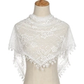 Gros plan d'un élégant châle triangle en dentelle blanche avec franges à glands - 140cmx50cm / Blanc