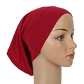 Dettaglio del tessuto del sottovelo hijab elastico bordeaux su sfondo bianco - Cuffia Interna in Maglia a Copertura Totale Rosso Vino (MSL014-27#)