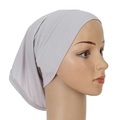 Dettaglio della sottocuffia hijab elastica grigio chiaro con vista laterale e tessuto a maglia - Cuffia Interna in Maglia a Copertura Totale Grigio Chiaro (MSL014-16#)