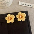 Elegante goldene Blumenohrringe mit Hammerschlag-Textur und Zirkon in einer Schmuckbox - Gold