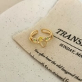 Dettaglio anello oro vintage con pietra occhio di gatto a cuore e fiori smaltati - Cuore di Zircone Oro