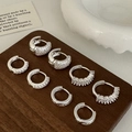 Exquise set zilveren oorringen met zirkonia op een vintage houten display - Zilveren Oorbellen 8-delige Set