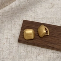 Orecchini quadrati minimalisti in oro spazzolato opaco su un supporto di legno - Oro Spazzolato (A-295)