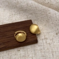 Orecchini a cupola in oro spazzolato su sfondo di legno e lino materico - Oro Spazzolato (A-119)