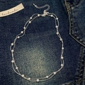 Elegante doppellagige silberne Perlenkette mit funkelnden Strasssteinen auf Denim-Stoff - Doppellagige Perlen-Feinkette (B-419)