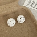 Dettaglio ravvicinato di orecchini tondi argento con trama intrecciata su carta vintage - Rotondo / Orecchini a lobo opachi tondi argentati