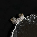 Detalle macro de anillo ajustable dorado con dos filas de circonitas cuadradas y redondas - Anillo Pavé de Circonita Completa - Plata (C-36)