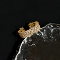 Detalle macro de anillo chapado en oro con circonitas brillantes en bandeja - Anillo Pavé de Circonita Completa - Dorado (C-36)