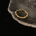 Primer plano del anillo dorado con diseño de ondas irregulares y acabado de metal pulido - Estilo de Onda Minimalista - Dorado (C-32)