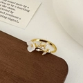 Dettaglio anello floreale dorato con foglie di zircone su base in legno - Fiore di Conchiglia Oro (C-121) / Oro