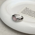 Dettaglio dell'anello aperto in argento a fascia larga con opale rosa ovale incastonato - Occhio di Gatto Rosa Argentato (C-392银色)