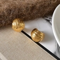 Primer plano de pendientes vintage dorados con una textura arrugada irregular y elegante - Dorado Brillante
