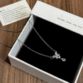 Dettaglio di un ciondolo a farfalla in argento con zircone a goccia in scatola regalo - Collana a farfalla in zircone a goccia d'acqua d'argento