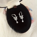 Detalle de pendientes de mariposa plateados con circón en forma de gota en caja de terciopelo - Plateado
