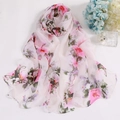 Modieuze roze zijden georgette sjaal met rode bloemenprint voor de zomerzonbescherming - Roze Wit