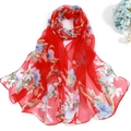 Elegante rode chiffon sjaal met blauwe bloemenprint voor zonbescherming en strandmode - Rood