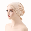Dettaglio del turbante beige con sottili nervature e trama in maglia plissettata - 46*24cm / 5#Beige