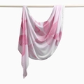 Détail d'une écharpe en mousseline avec imprimés floraux roses sur fond blanc pur - Style Imprimé Floral Rose (YW501-1#)