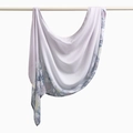 Gros plan d'une écharpe en voile violette à fleurs suspendue sur un portant en métal - Style Floral Dégradé Violet Clair (YW502-1#)