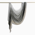 Detail eines grau-weißen Verlaufs-Schals mit weicher Stoffstruktur und Faltenwurf - Grau-Weiß Gradient Streifenstil (YW513-1#)