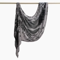 Detail eines hängenden Schals mit schwarz-grauem Blattmuster aus leichtem Chiffonstoff - Schwarz-Grau Gradient Tuschestilstil (YW514-1#)