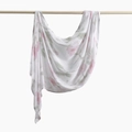 Detailaufnahme des leichten Schals mit rosa Blumenmuster auf weißem Bali-Garn-Stoff - Rosa Hibiskus Blumendruck Stil (YW510-1#)