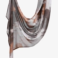 Detail eines kunstvollen Marmormusters auf leichtem Schal mit weichem Faltenwurf - Braun-Grau-Beige Marmor Stil (YW530-3#)