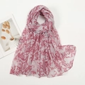 Dettaglio di sciarpa in voile floreale leggera con motivi barocchi rosa su base chiara - Voluta Rosa Bianco (VE030-4#)