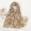 Dettaglio di sciarpa in voile con motivi floreali barocchi dorati su tessuto beige chiaro - Barocco Beige Giallo (VE030-3#)