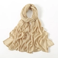 Detalle de bufanda de modal champán con textura ligera y pliegues naturales elegantes - Beige