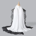 Détail d'un châle en mousseline blanche avec une fine bordure en dentelle de cils noire - 2# Blanc et noir