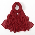 Bufanda ligera de modal transpirable en color rojo vino profundo con caída elegante y suave - Rojo Vino