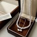 Detail einer eleganten zweilagigen Perlenkette mit silbernem Mondsichel-Anhänger in Box - Doppelschichtige Perle Halbmond Anhänger (Silber) / Silber