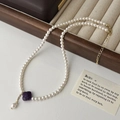 Detalle de collar de perlas con piedra preciosa púrpura y cadena de extensión dorada - Collar de Perlas de Piedra Natural Púrpura