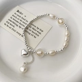 Dettaglio del bracciale con perle d'acqua dolce, ciondolo a cuore in argento e perline - Argento