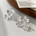 Primo piano di orecchini a lobo a fiore argento con trama martellata e zircone centrale - Argento