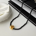 Makroaufnahme der schwarzen facettierten Perlenkette mit goldenem gedrehtem Anhänger - Gold Kordel Schwarzer Kristall Stil (B-117) / Gold