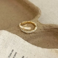 Details des goldfarbenen Bambus-Rings mit cremigem Emaille und Zirkonia-Verzierungen - Weiß