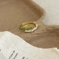 Detail eines vergoldeten Bambus-Rings mit grüner Emaille und glitzerndem Zirkonia - Grün