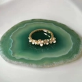 Elegante anello dorato con cinque fiori in smalto bianco e cristalli su agata verde - Anello Fiore Con Micro-Zirconi