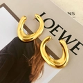 Dettaglio di orecchini a cerchio a U placcati in oro con finitura a specchio lucidata - Orecchini a C d'Oro