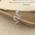 Détail du cuff d'oreille serpent argenté avec zircons blancs et yeux en pierre verte - Bague d'Oreille Serpent Argentée