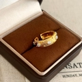 Dettaglio di un anello a stella vintage in oro spazzolato con zirconi in scatola regalo - Anello Zircone Bianco Oro
