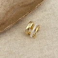 Macro di orecchino a clip dorato a tre strati con motivi a rombi e zirconi incastonati - Triplo Strato Micro-Pavé Zirconia (Bicolore) / Bicolore Oro e Argento