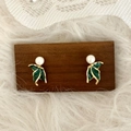 Eleganti orecchini a perno con perla e foglie di smalto verde su supporto in legno - Orecchini a Bottone con Perla di Conchiglia Coda di Pesce Verde